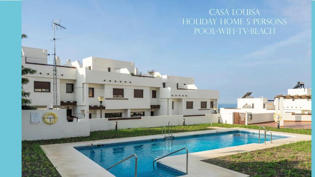 アルマヤテ・アルトにあるCasa Louisa Holiday Home 4-6 pers, Pool, Beach, paddle, all lux Costa del Sol, Torre del Marの建物前のスイミングプール