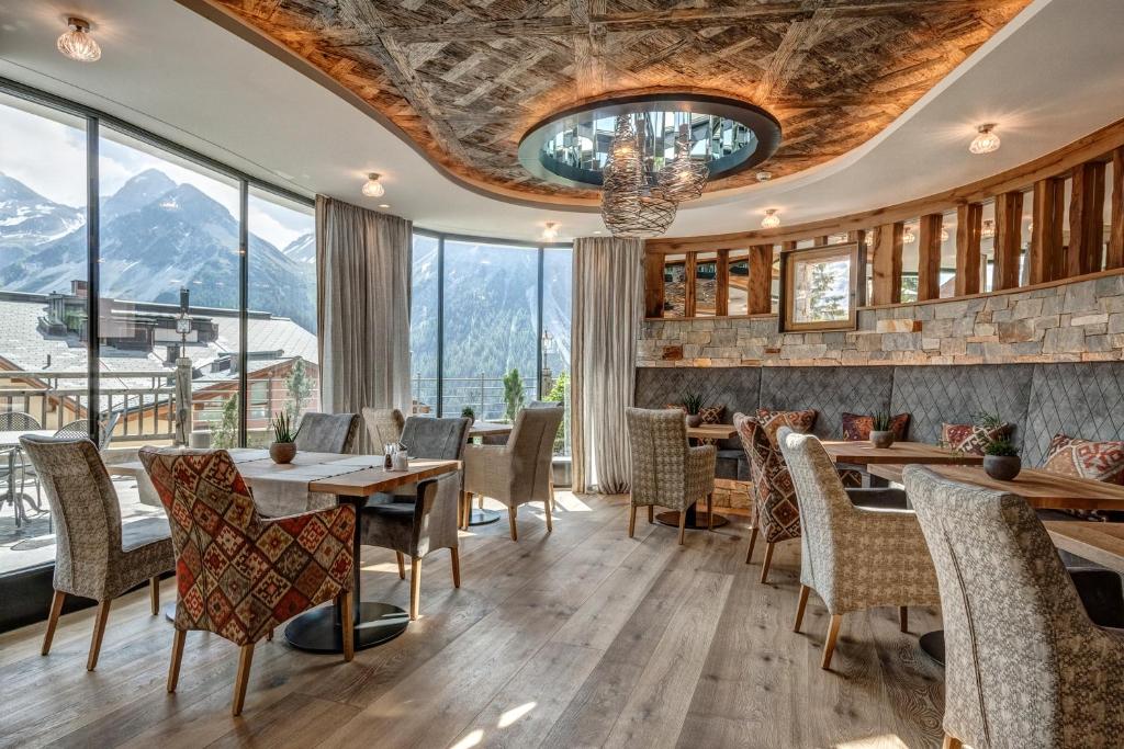 Nespecifikovaný výhled na hory nebo výhled na hory při pohledu z hotelu