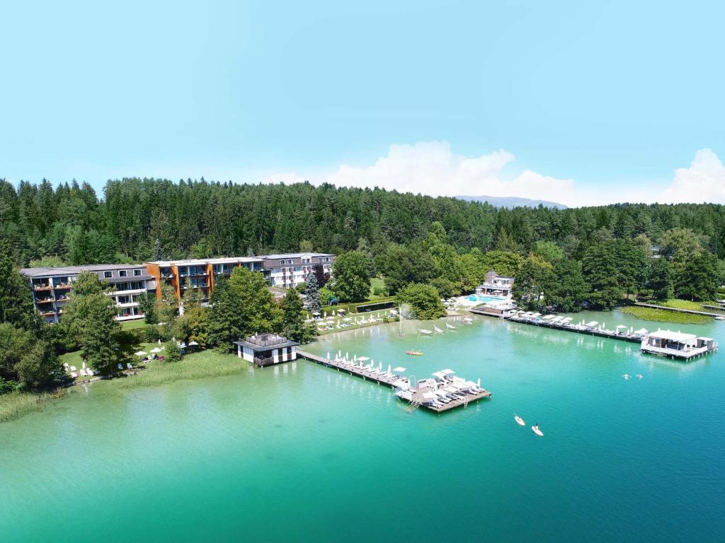 una vista aérea de un lago con barcos en él en Amerika-Holzer Hotel & Resort, en Sankt Kanzian