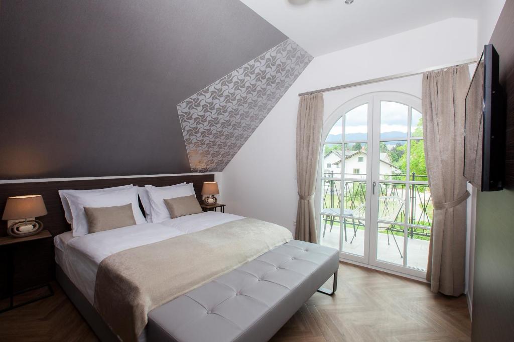 Postel nebo postele na pokoji v ubytování Design & Wine Vila Special Bled
