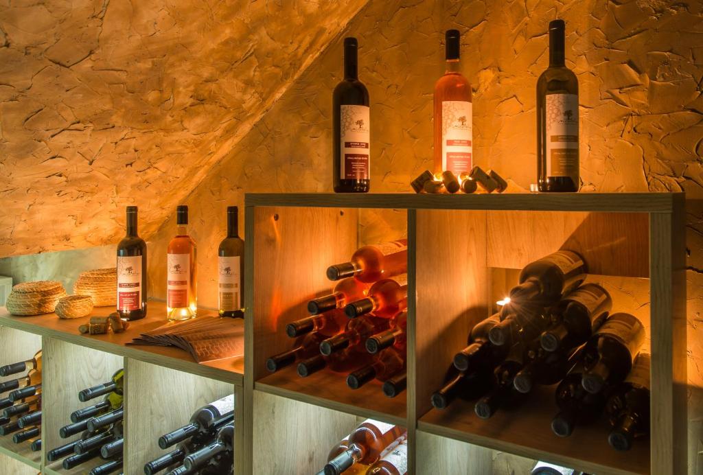 butelki wina w piwnicy w obiekcie Mirabilia Boutique Hotel w mieście Kriopigi