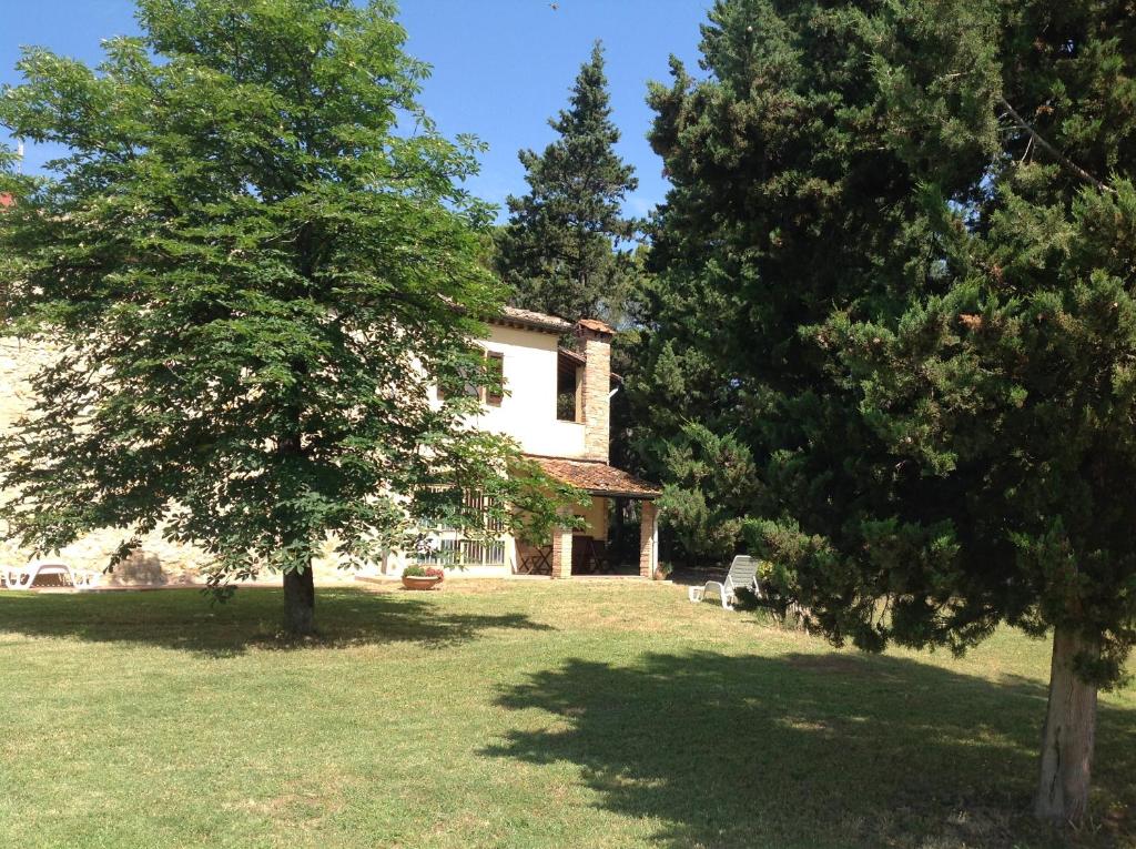 Ogród w obiekcie Vittoriana near San Gimignano by PosarelliVillas