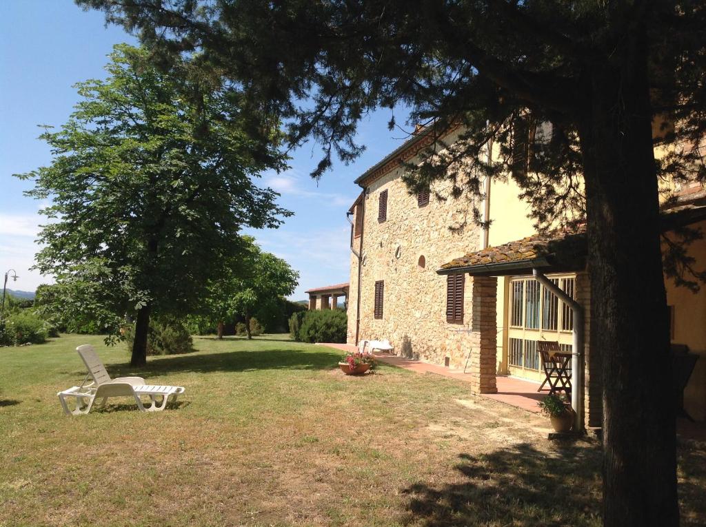 Ogród w obiekcie Vittoriana near San Gimignano by PosarelliVillas