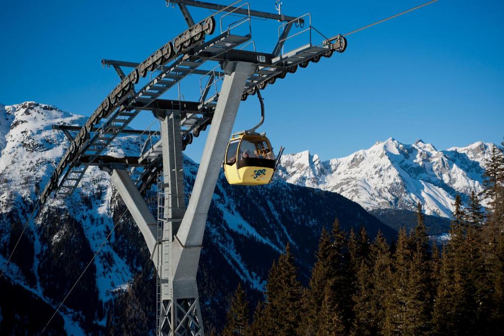 Vista generica sulle montagne o vista sulle montagne dall'interno dell'appartamento