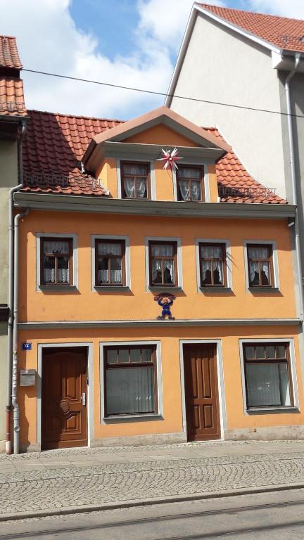 an orange house with many windows and a flag on it at Zum kleinen Riesen in Erfurt