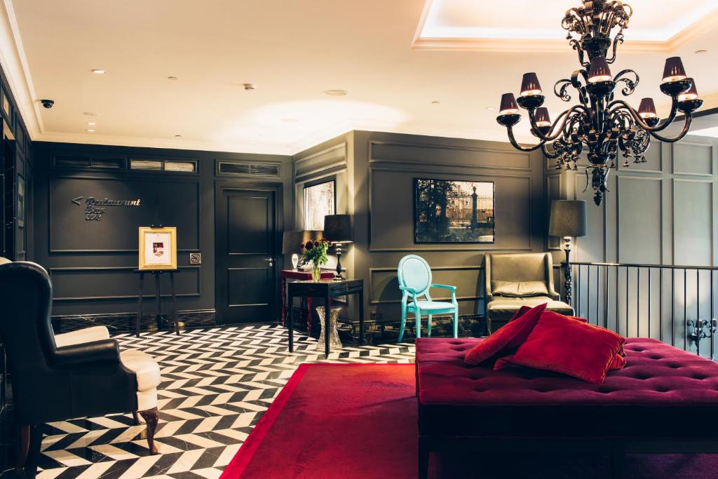 - un salon avec un canapé et des fauteuils rouges dans l'établissement DOM Boutique Hotel by Authentic Hotels, à Saint-Pétersbourg