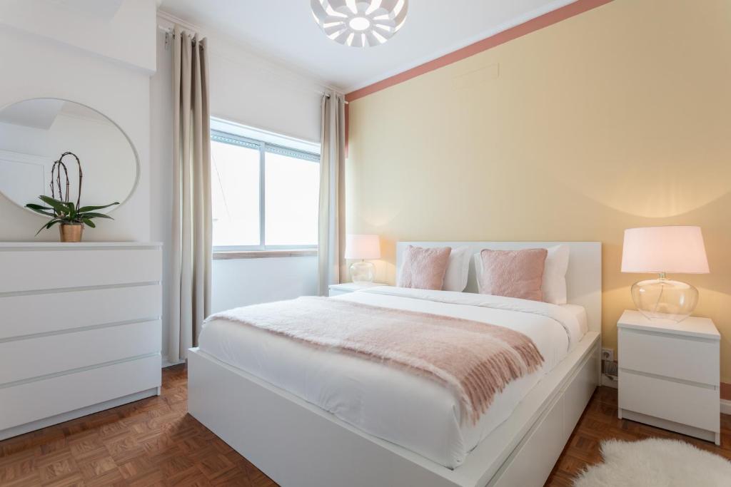 Un dormitorio blanco con una cama grande y una ventana en Your Lisbon Home - Duque de Palmela en Lisboa