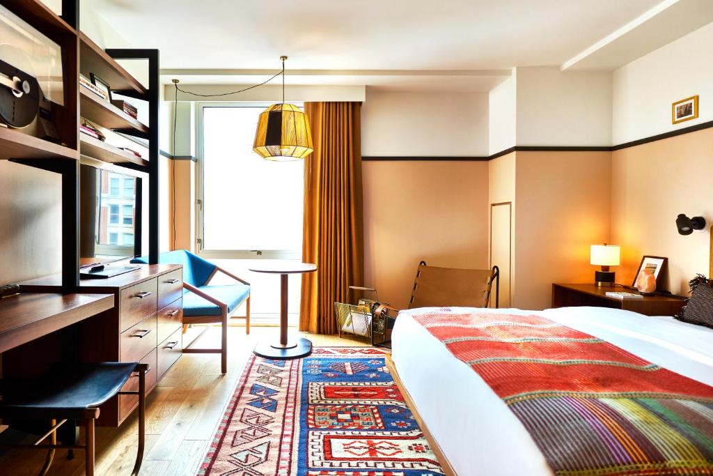 Habitación de hotel con cama y escritorio en Eaton DC en Washington