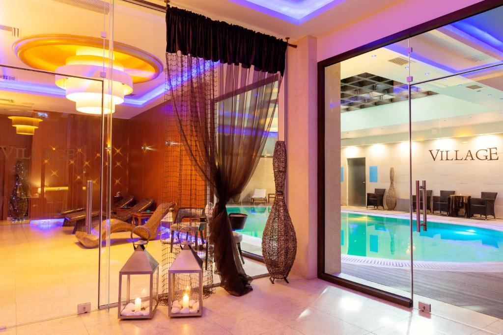 Bazén v ubytování Mediterranean Village Hotel & Spa nebo v jeho okolí