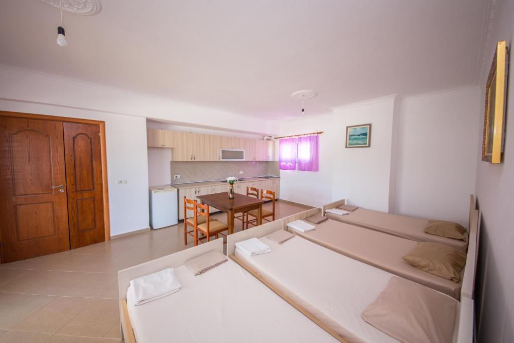 Ένα ή περισσότερα κρεβάτια σε δωμάτιο στο Himara Apartments