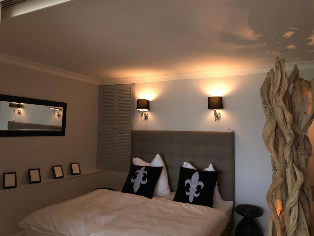 シャルボイツにあるSuite Ostseerauschのベッドルーム1室(白いシーツと枕のベッド1台付)