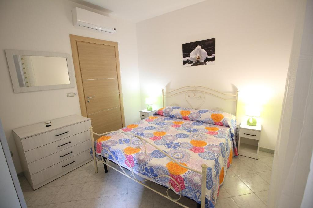 ガリポリにあるBilocale Gallipoli Lidoのベッドルーム1室(ベッド1台、ドレッサー付)