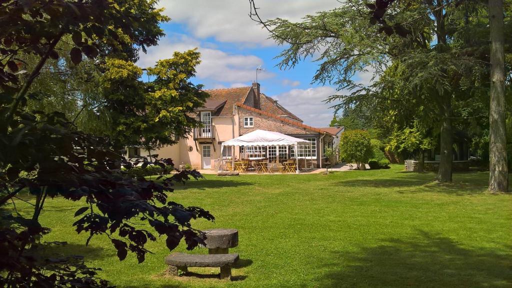 a house with a bench in front of a yard at Les pierres de Chevreuse in Chevreuse