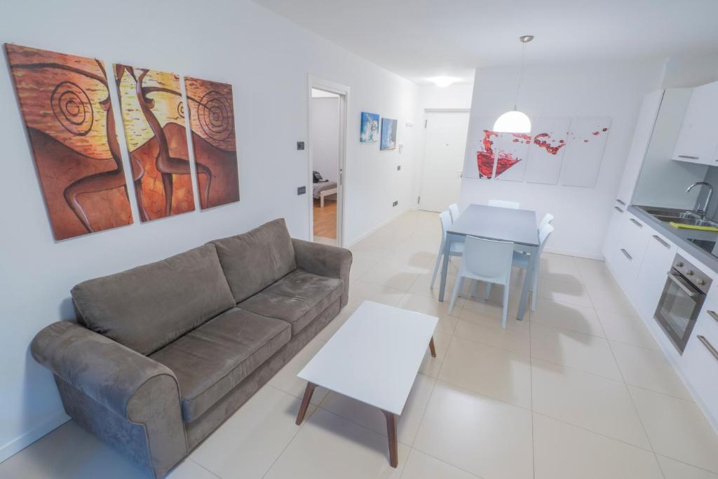 Kuchyňa alebo kuchynka v ubytovaní GARDA LIVING APARTMENTS Riva del Garda