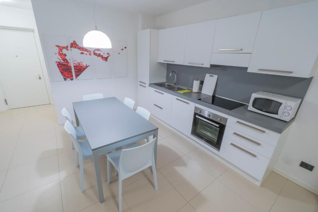 Kuchyňa alebo kuchynka v ubytovaní GARDA LIVING APARTMENTS Riva del Garda