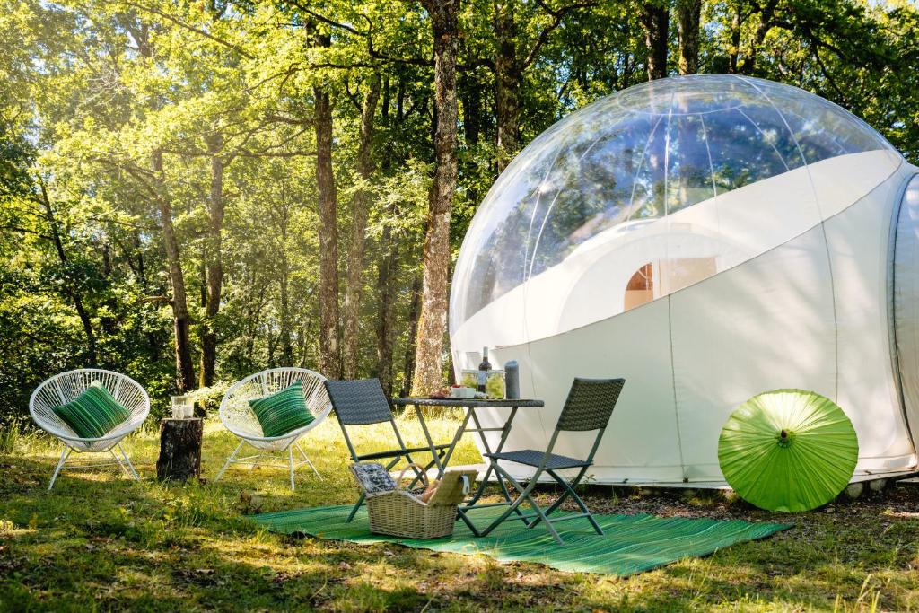 Somn'en bulle في ناجاك: خيمة القبة مع الكراسي وطاولة في حقل