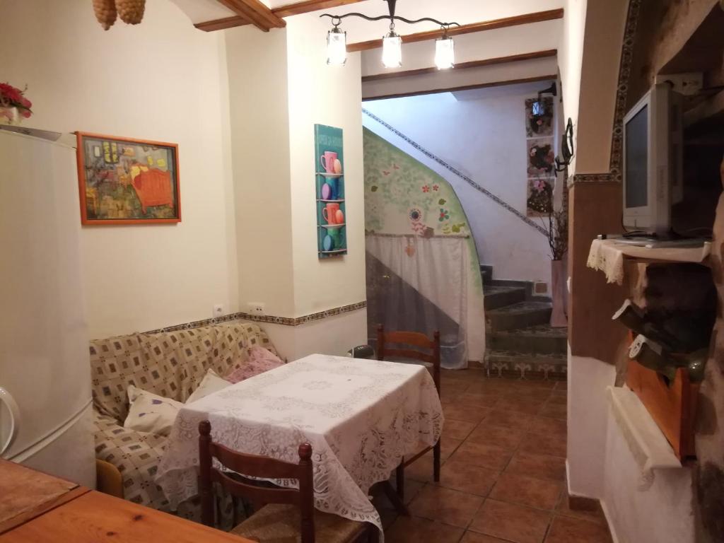a small dining room with a table and a window at Los Angeles del Romero in Gátova