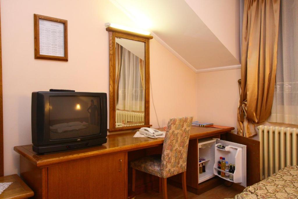 TV a/nebo společenská místnost v ubytování Garni Hotel PBG