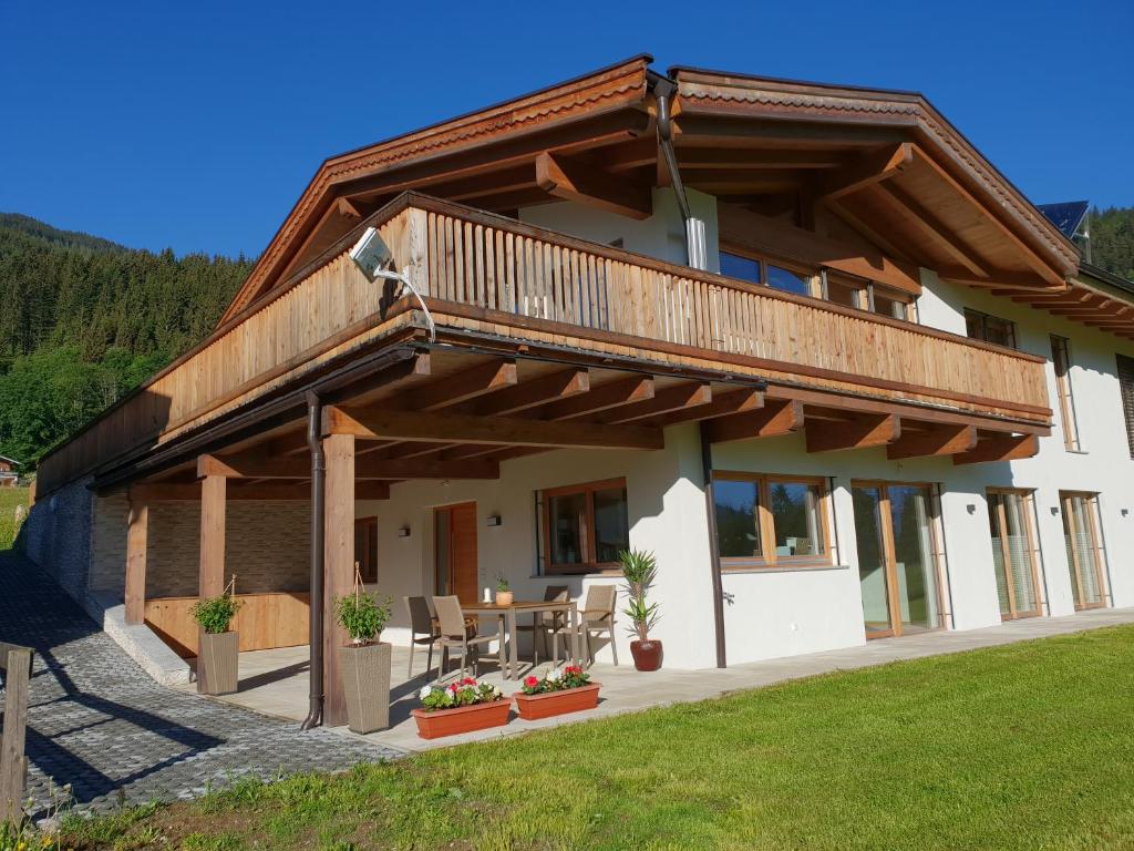 Casa grande con balcón y mesa. en Appartement De Martin, en Aurach bei Kitzbuhel