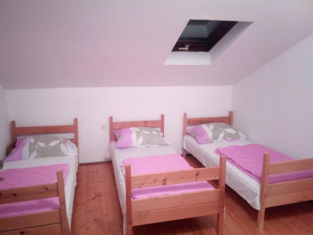 Postel nebo postele na pokoji v ubytování Kamena Ćuprija