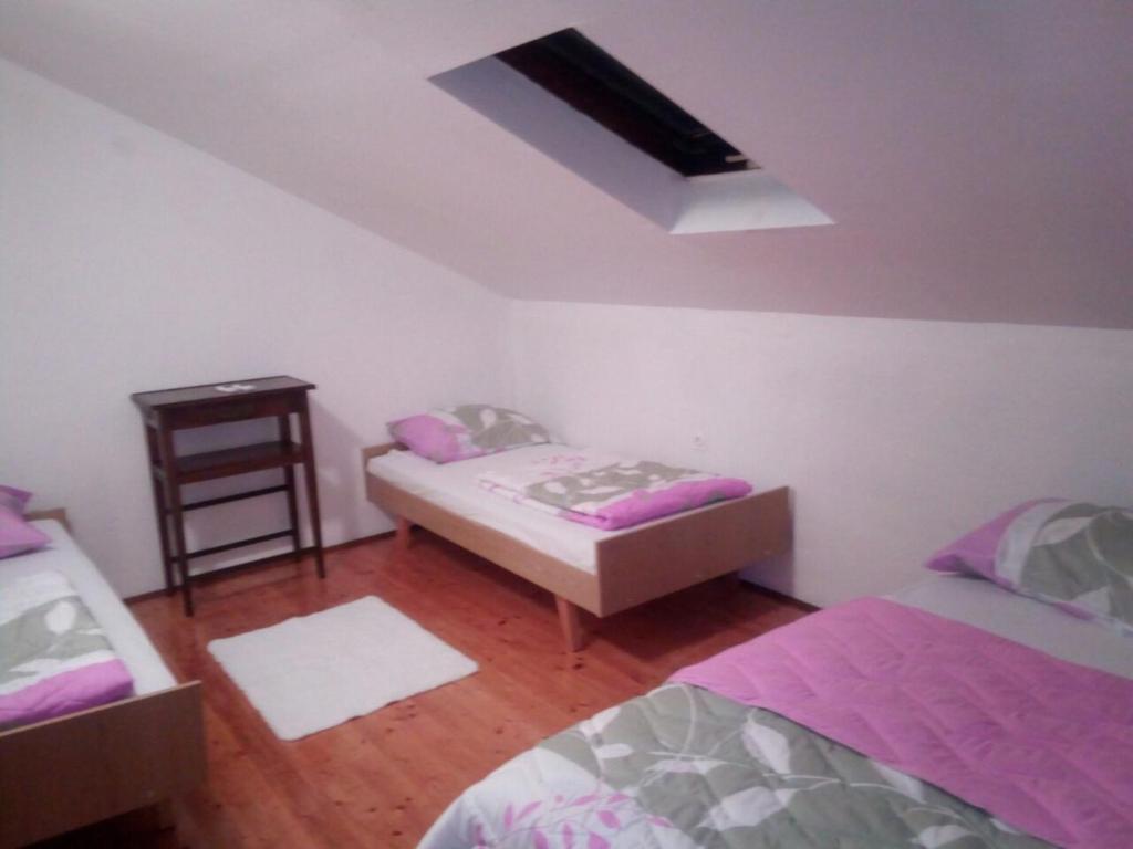 Postel nebo postele na pokoji v ubytování Kamena Ćuprija
