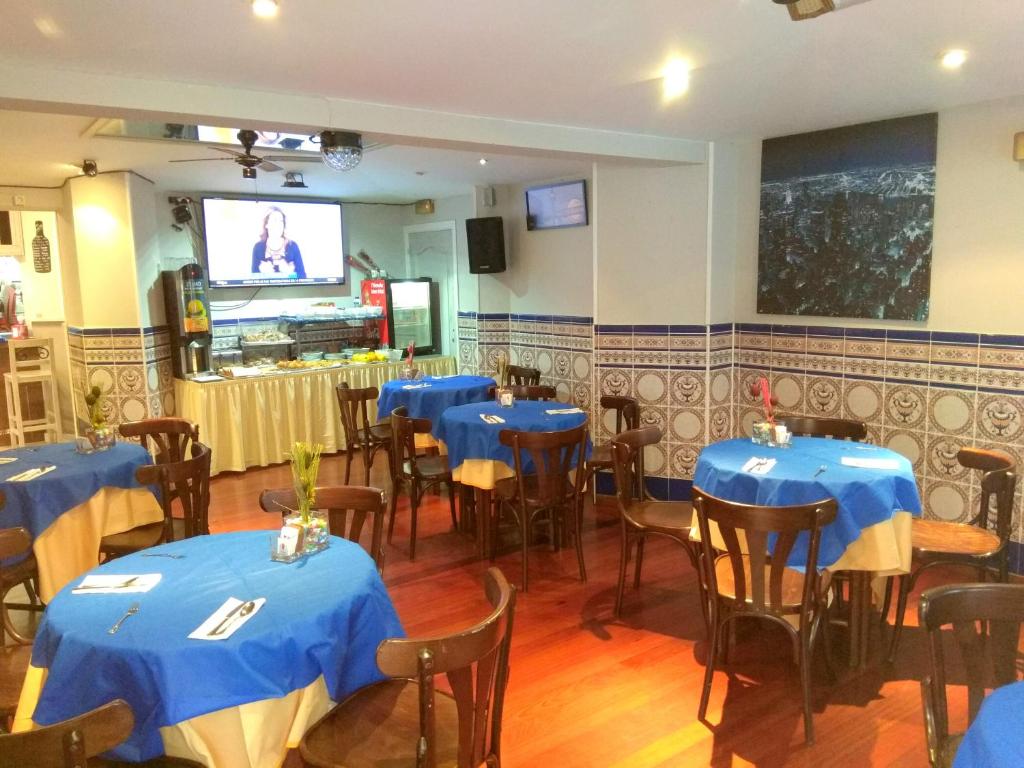 A restaurant or other place to eat at Hotel Canton