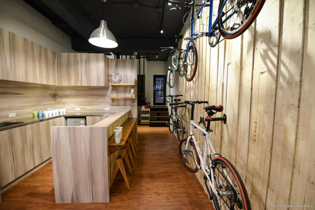 una bicicletta appesa al muro di un ristorante di REST backpacker a Tainan