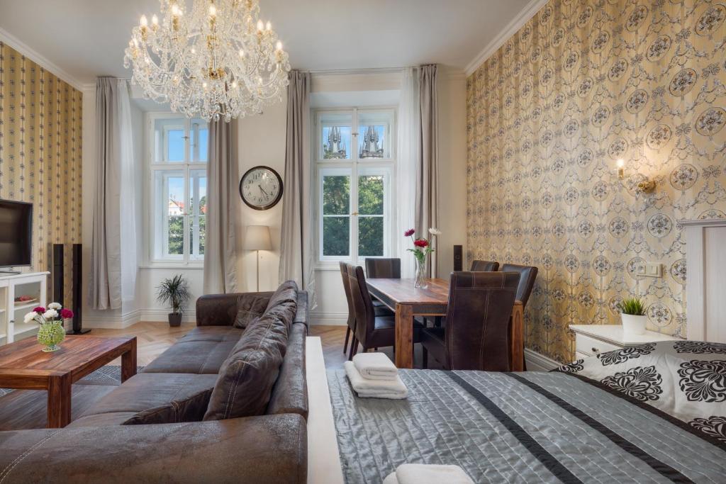 ein Wohnzimmer mit einem Sofa und einem Tisch in der Unterkunft Mikulášská 6 - Old Town Square View Residence in Prag