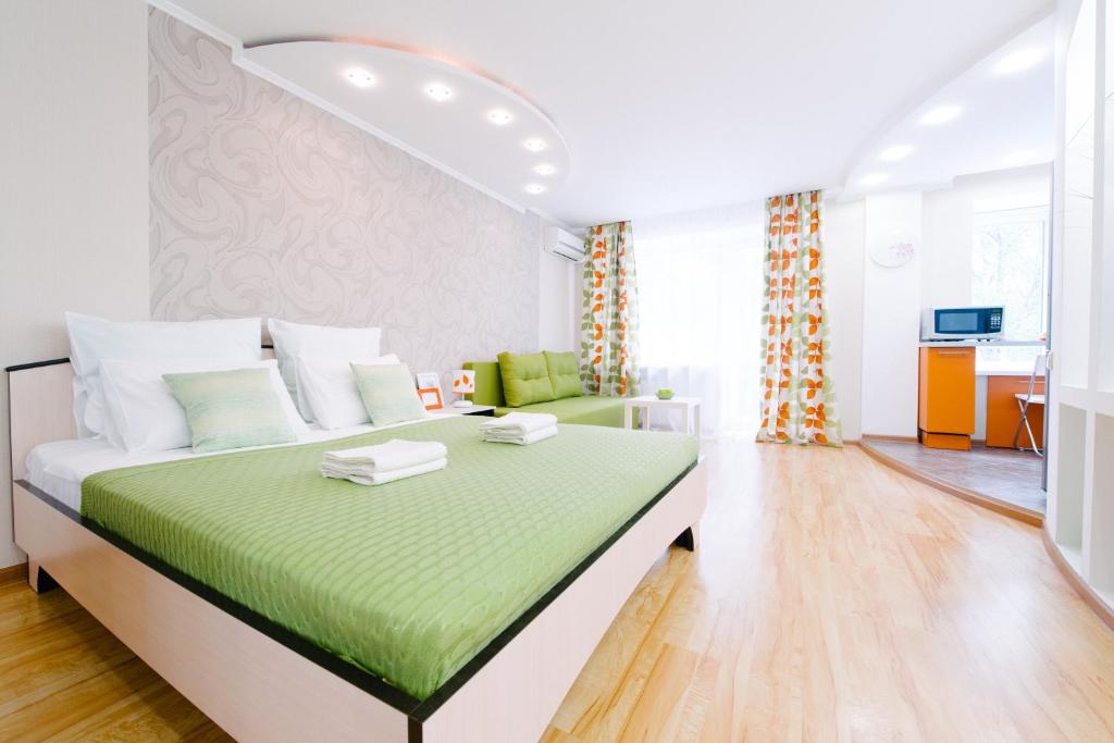 イジェフスクにあるFive Stars Paradiseのベッドルーム1室(緑と白のベッド1台付)