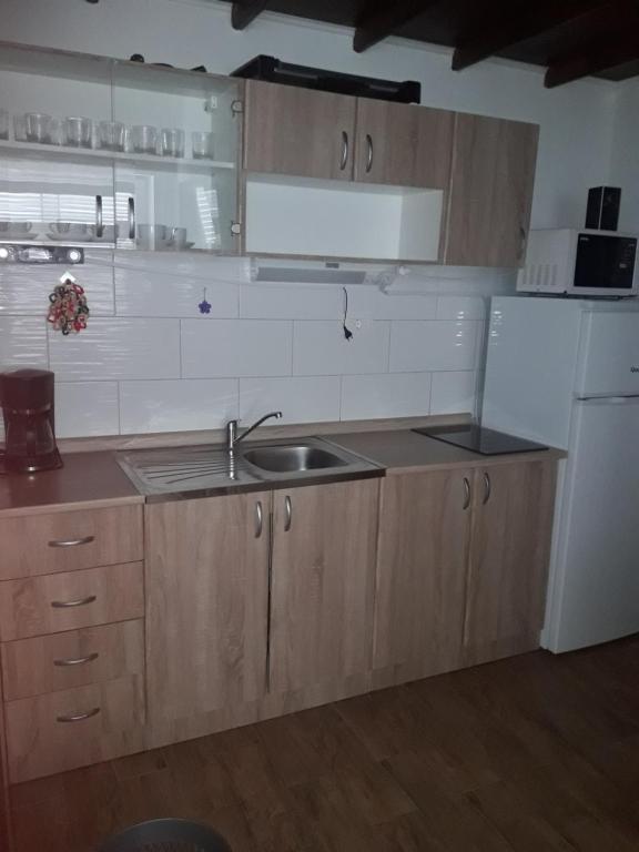 Kuchyň nebo kuchyňský kout v ubytování Apartments Sun & Sea