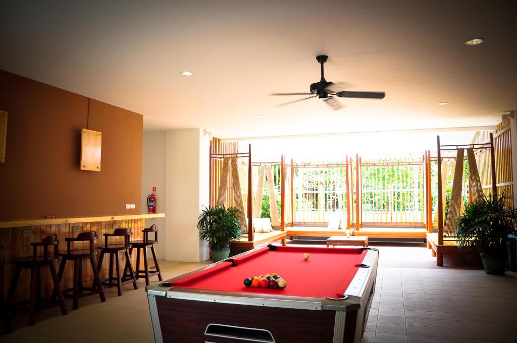 Biliár nebo kulečník v ubytování Nonnee Hotel Kata Beach Phuket