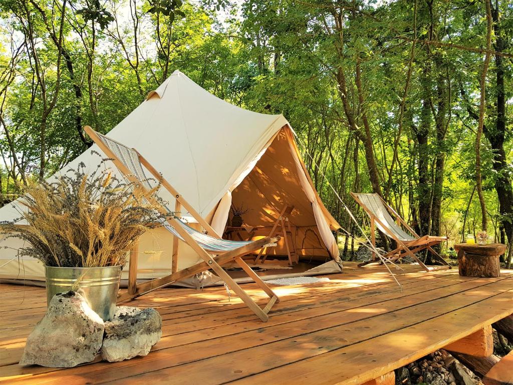 a tent and chairs on a wooden deck at Robinson Accommodation Freedom in Foli