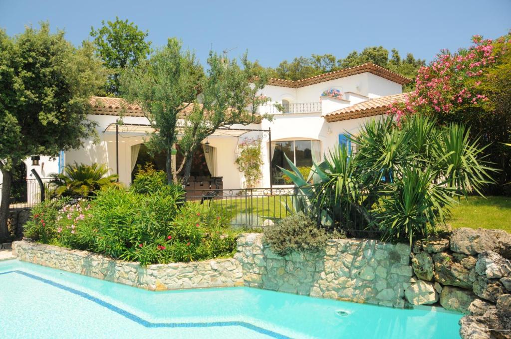 uma villa com uma piscina e uma casa em Villa Oïa em Lorgues