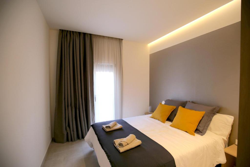 um quarto com uma cama com duas toalhas em Casaenmedio em Valle de Abdalagís