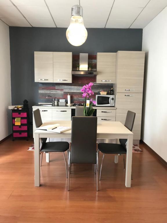 A kitchen or kitchenette at Da Lenny: a due passi dal centro storico