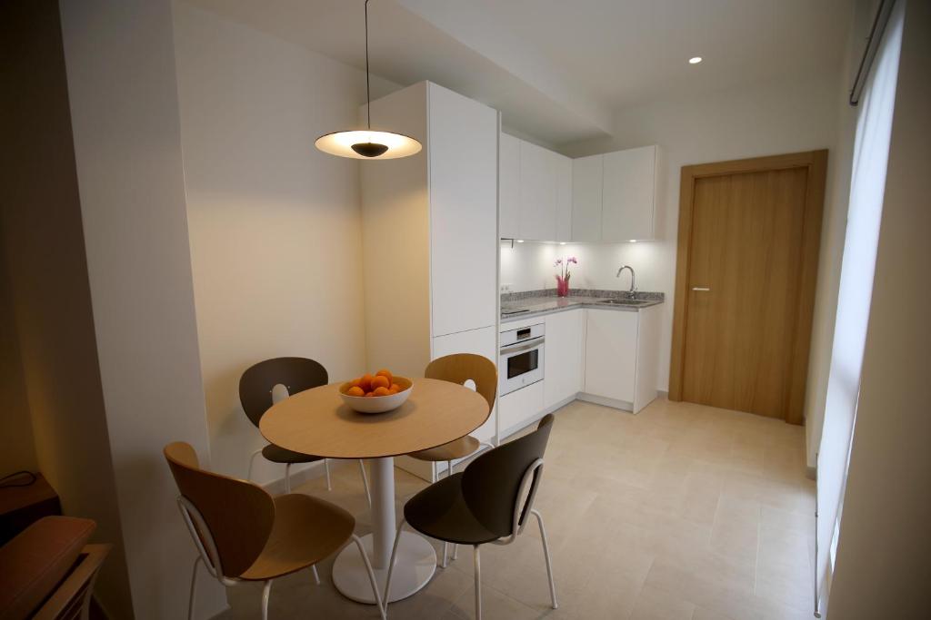A kitchen or kitchenette at Casaenmedio