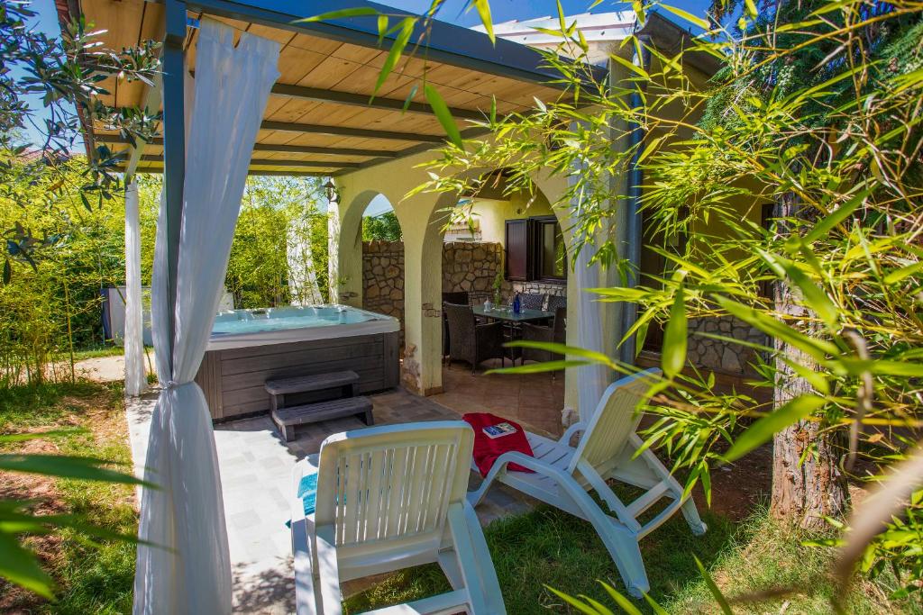Vonkajšia záhrada v ubytovaní Lee house, WI-FI,FREE PARKING, HOT TUBE