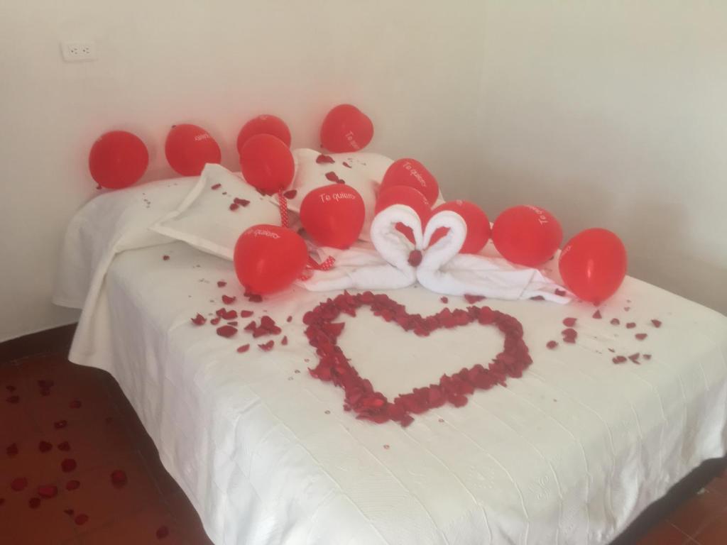 un pastel en forma de corazón en una cama en Casa Campestre Villa Esperanza, en Silvania