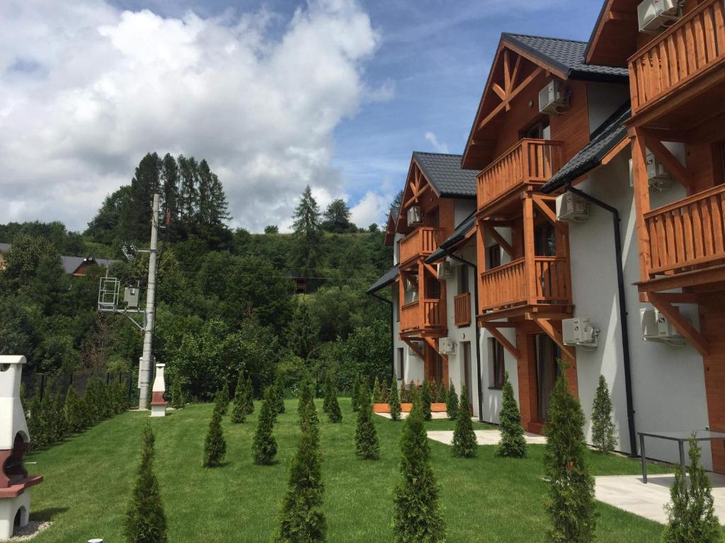 a view of the courtyard of a house with trees at Szczawnica Apartament Kaja in Szczawnica