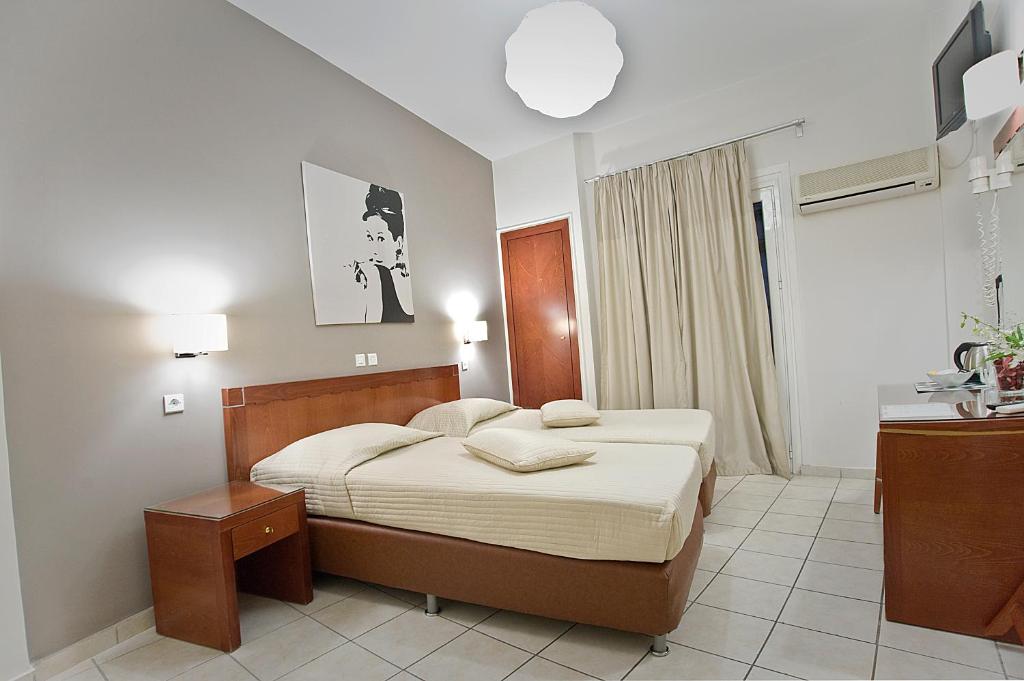 Postel nebo postele na pokoji v ubytování Epidavros Hotel