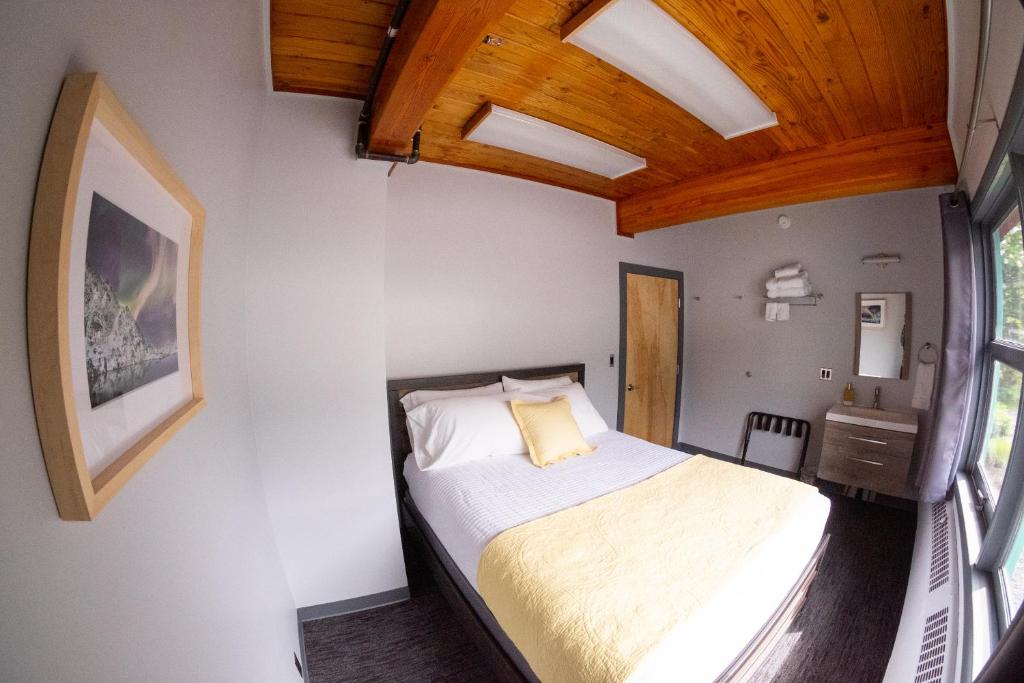 Postel nebo postele na pokoji v ubytování Seward Adventure Lodge