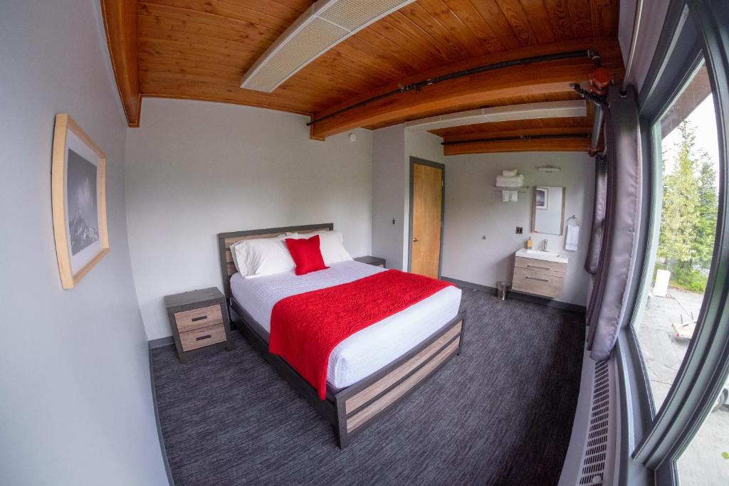 Postel nebo postele na pokoji v ubytování Seward Adventure Lodge