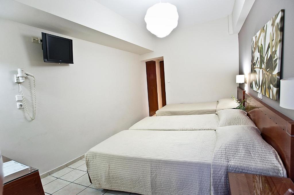 Postel nebo postele na pokoji v ubytování Epidavros Hotel