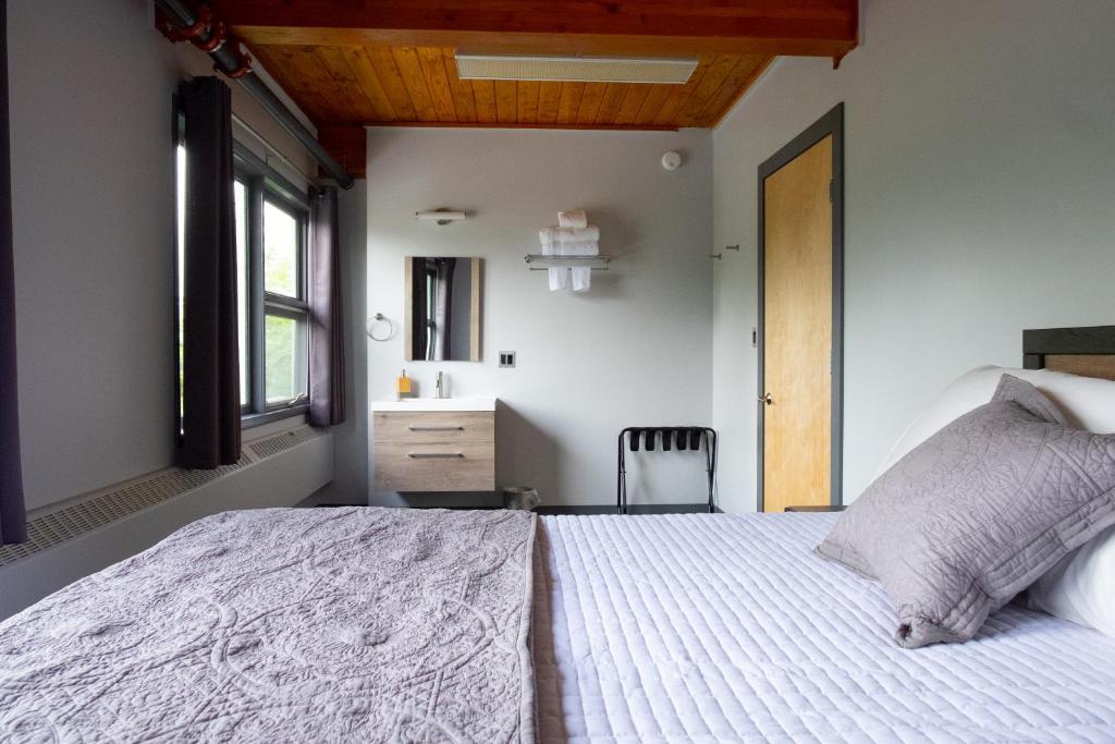 Postel nebo postele na pokoji v ubytování Seward Adventure Lodge