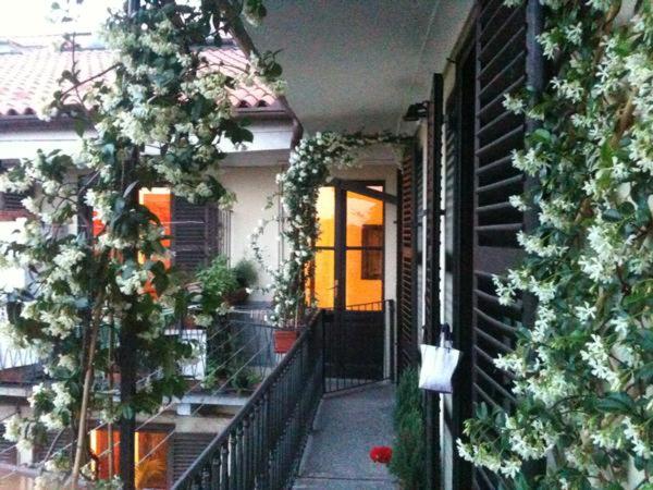 トリノにあるSan Salvario B&Bの花の家の玄関