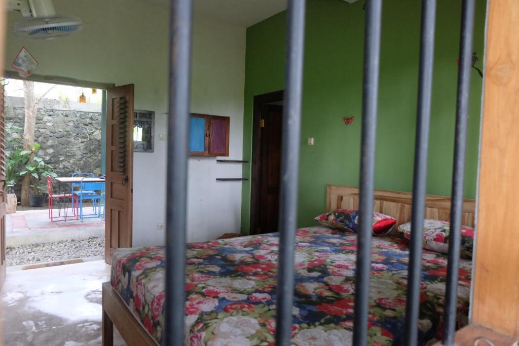 Postel nebo postele na pokoji v ubytování Omah Kebon Nitiprayan