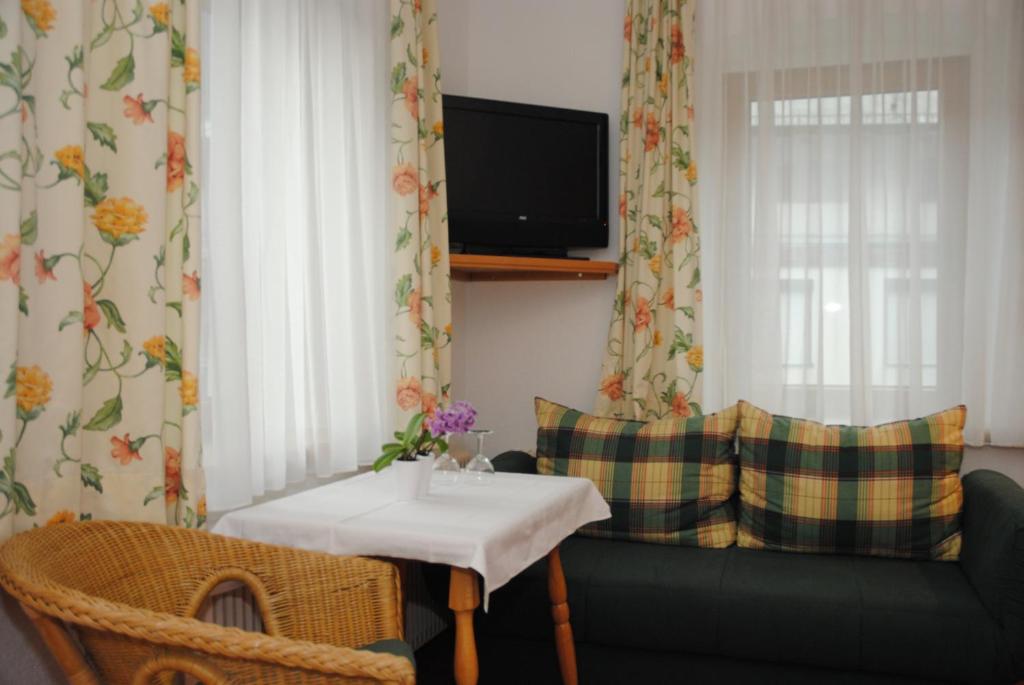 Televízia a/alebo spoločenská miestnosť v ubytovaní Gästehaus Rieser