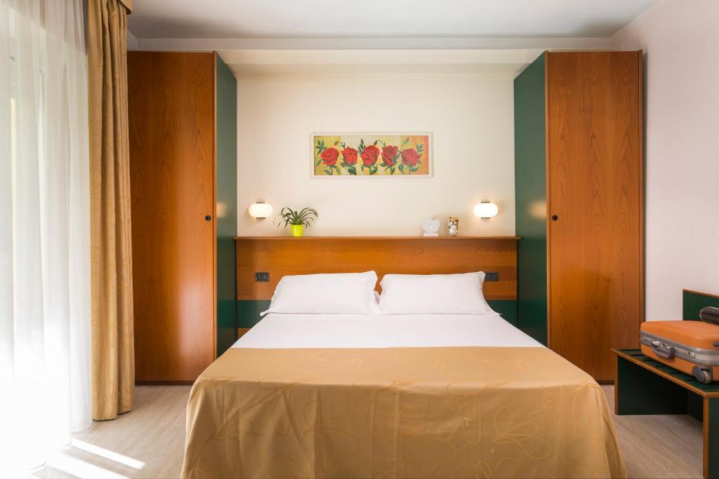 Postel nebo postele na pokoji v ubytování Astoria Suite Hotel