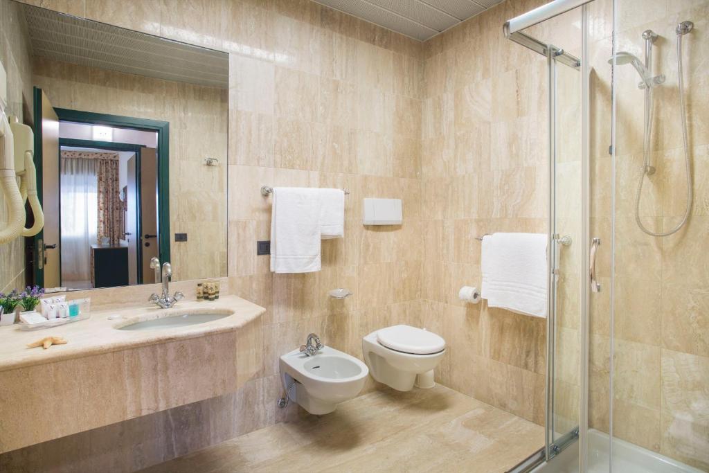 Koupelna v ubytování Astoria Suite Hotel
