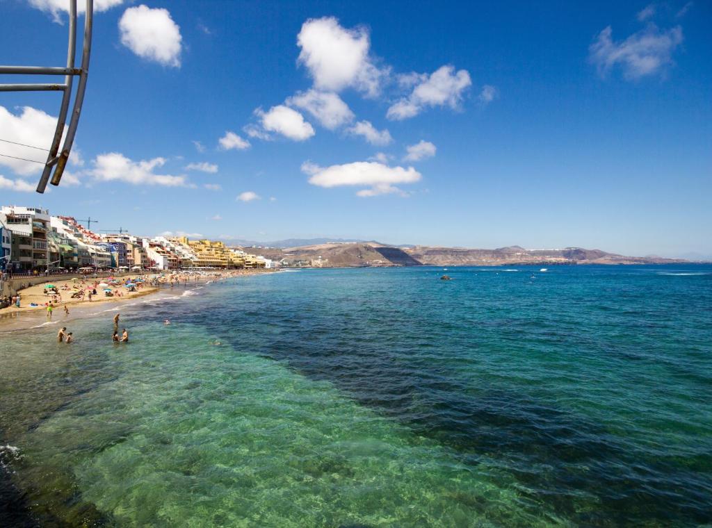 vistas a una playa con gente en el agua en Apartment Azul Beach, en Las Palmas de Gran Canaria